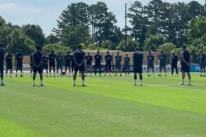 DB旗舰-R.I.P.巴黎圣日耳曼球员及工作人员为若塔默哀