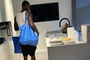 DB电竞-白背心短裤白袜拖鞋，拉什福德被拍到现身宜家，选购新公寓家具